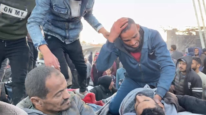 صور وفيديو| مجزرة جديدة شمال غزة.. الاحتلال يستهدف شاحنة مساعدات بشارع الرشيد